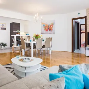 Free Private Garage Apartment Split